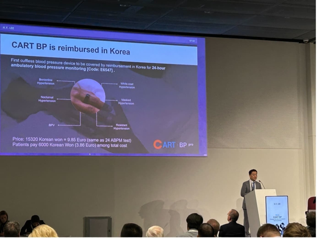 Professor Lee Hae-young presents Sky Labs’ CART BP ring-type cuffless blood pressure monitor during the ESH 2025 symposium in Milan, Italy 