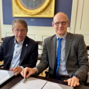 Professor Heyo K. Kroemer, Charité Executive Board Chairman and Bernd Montag, Siemens Healthineers Chief Executive sign the strategic cooperation agreement.