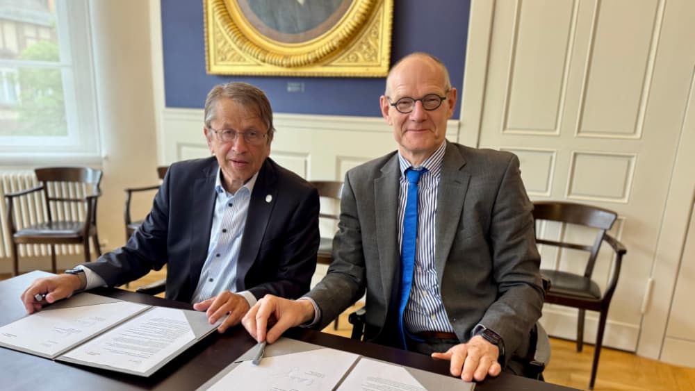 Professor Heyo K. Kroemer, Charité Executive Board Chairman and Bernd Montag, Siemens Healthineers Chief Executive sign the strategic cooperation agreement.